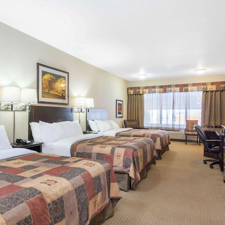Ramada By Wyndham Pincher Creek Exterior foto