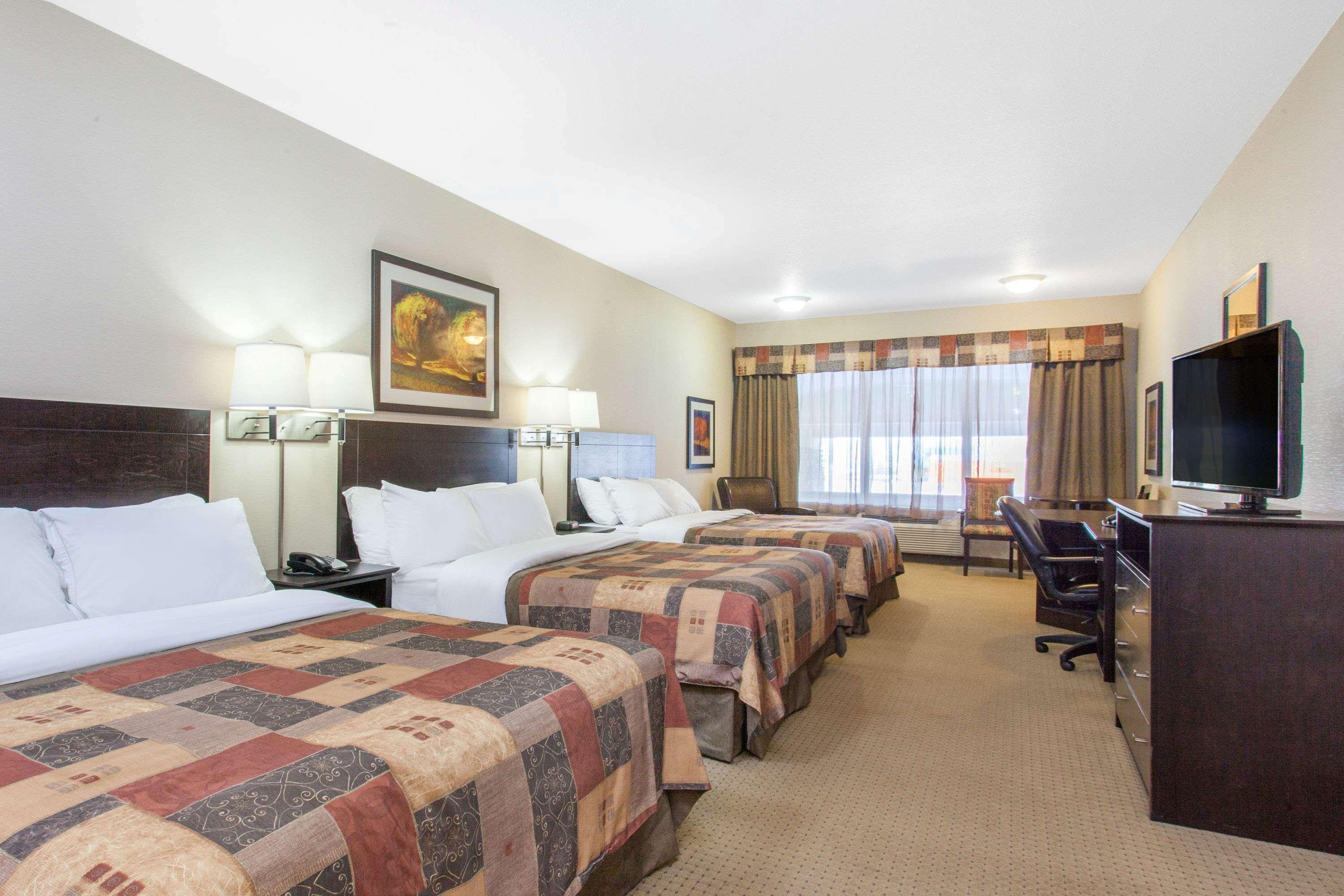Ramada By Wyndham Pincher Creek Exterior foto