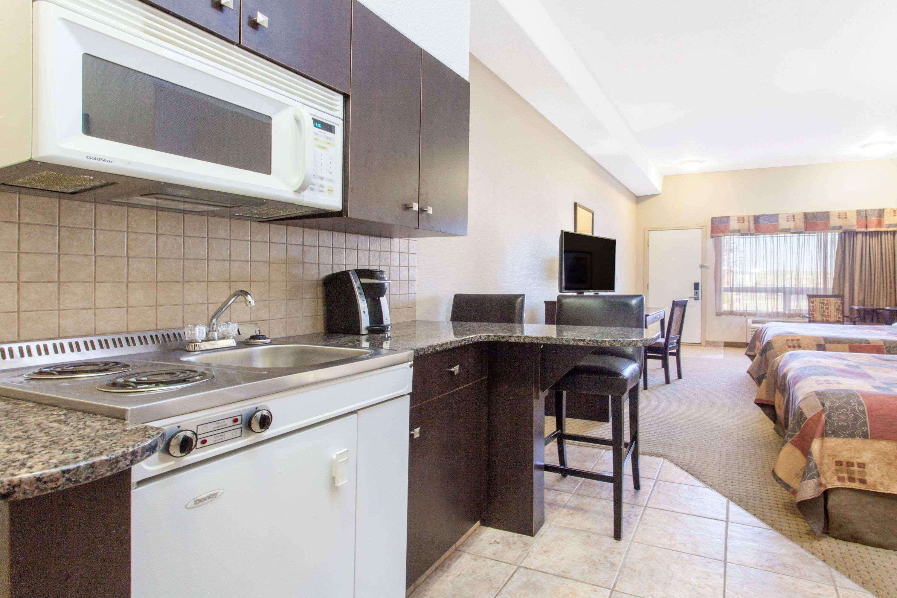 Ramada By Wyndham Pincher Creek Exterior foto