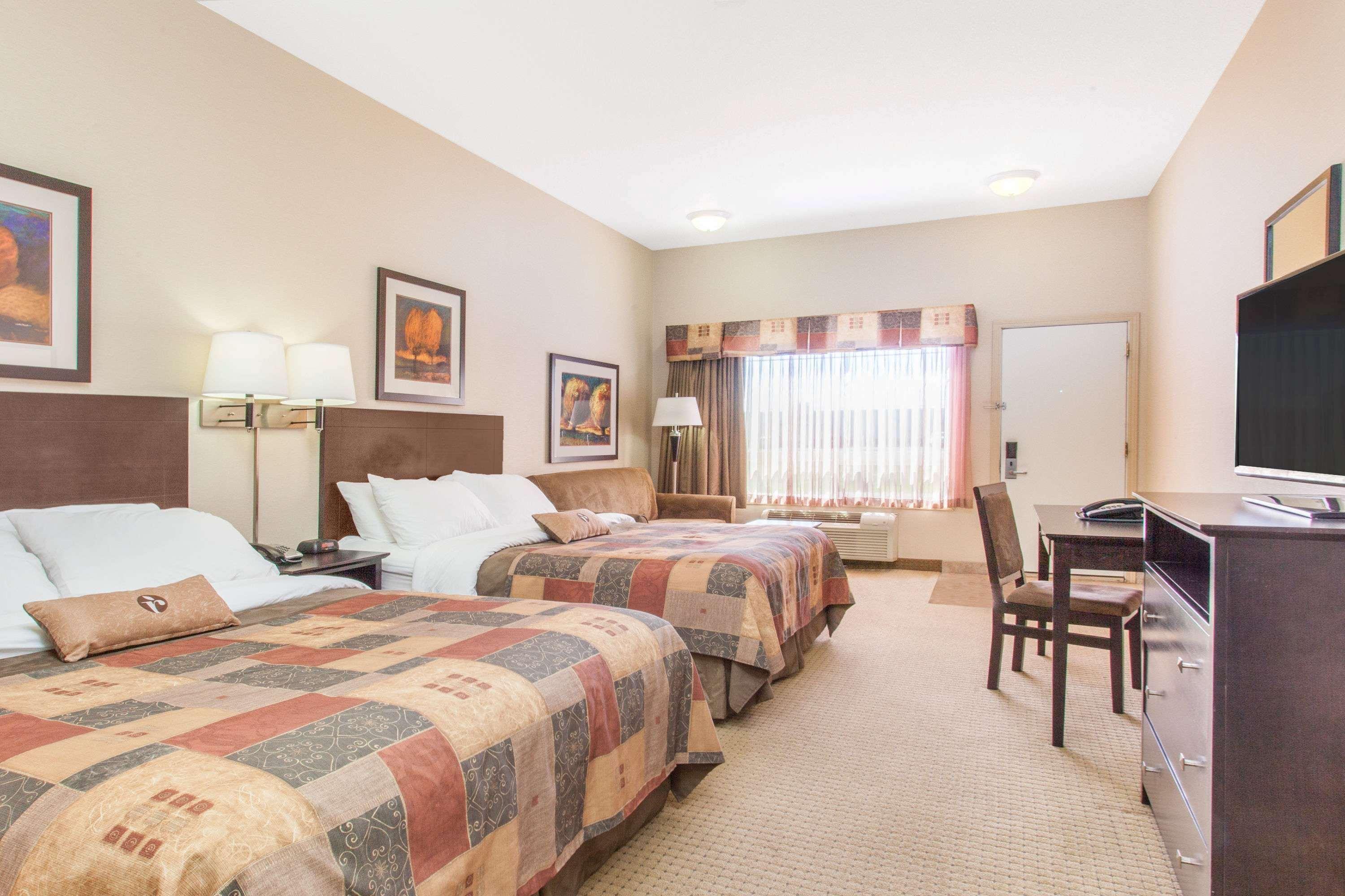 Ramada By Wyndham Pincher Creek Exterior foto