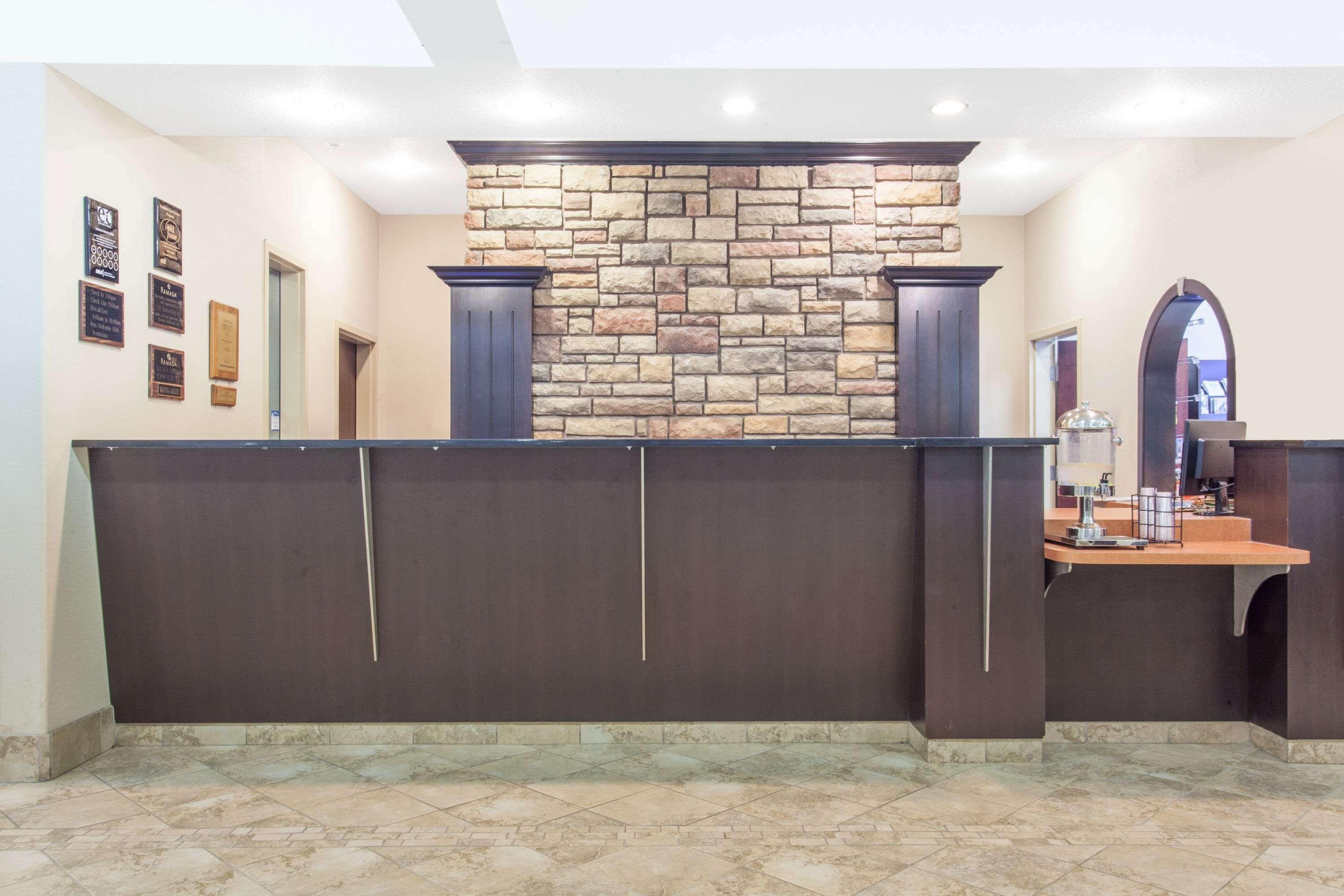 Ramada By Wyndham Pincher Creek Exterior foto