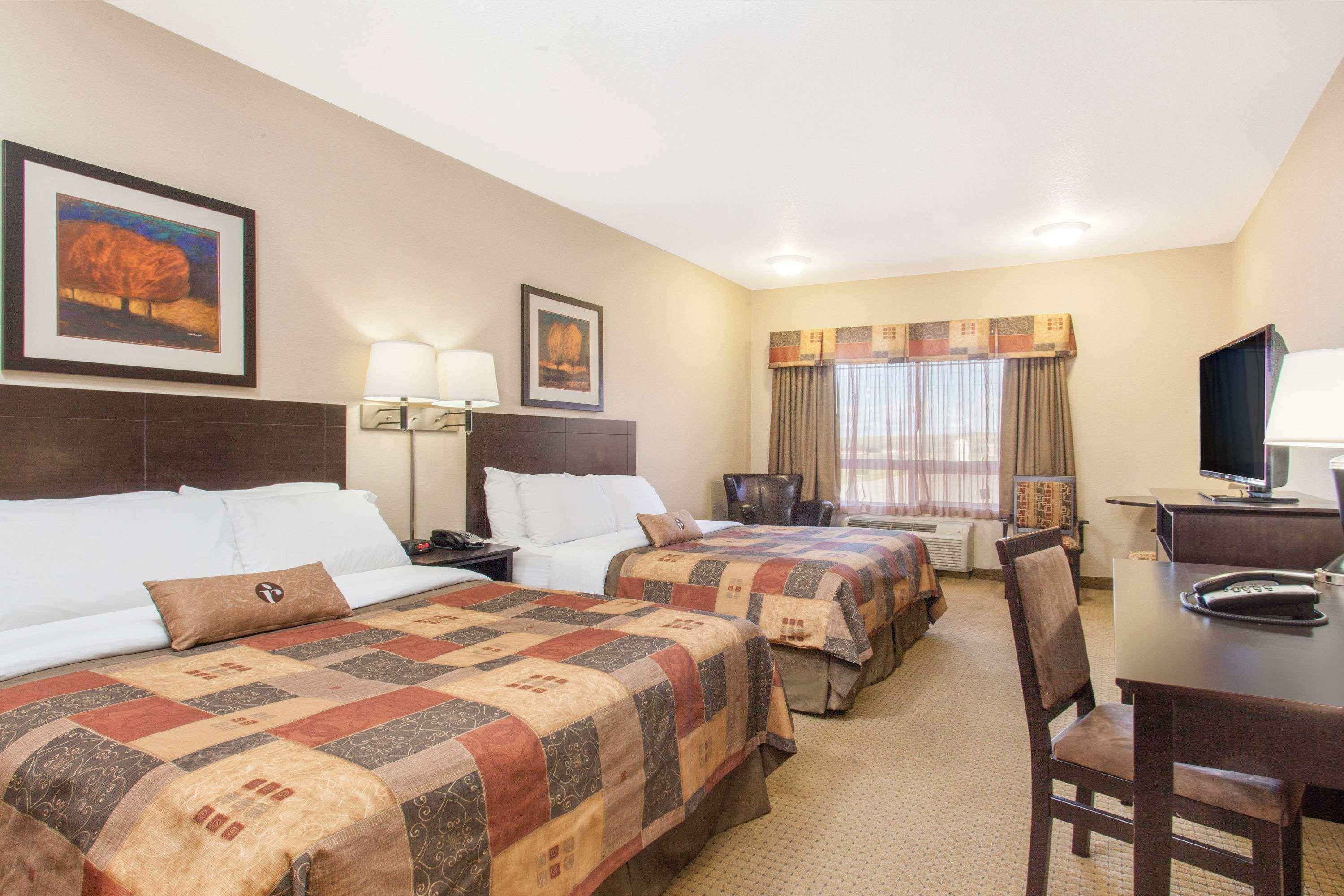 Ramada By Wyndham Pincher Creek Exterior foto