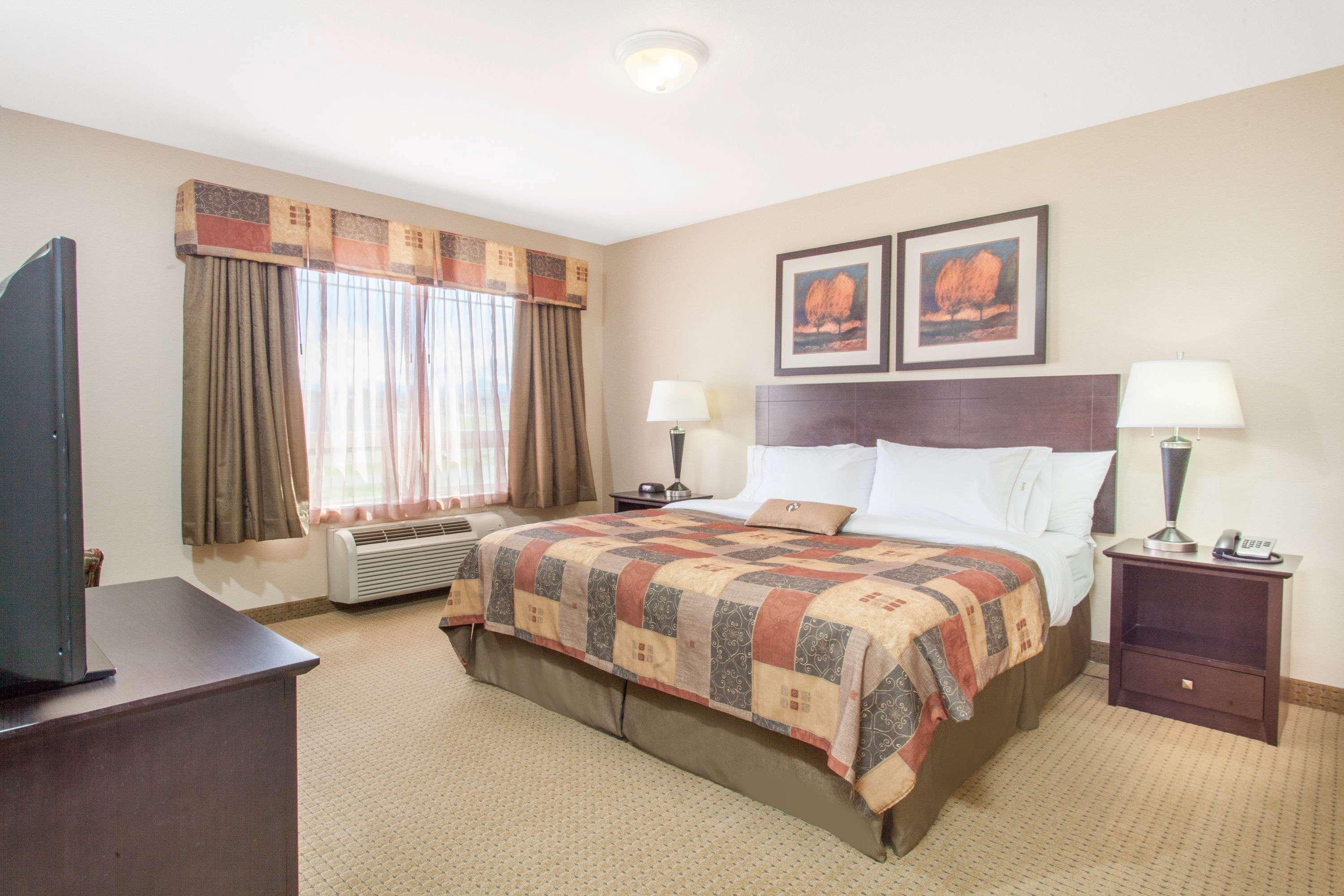Ramada By Wyndham Pincher Creek Exterior foto