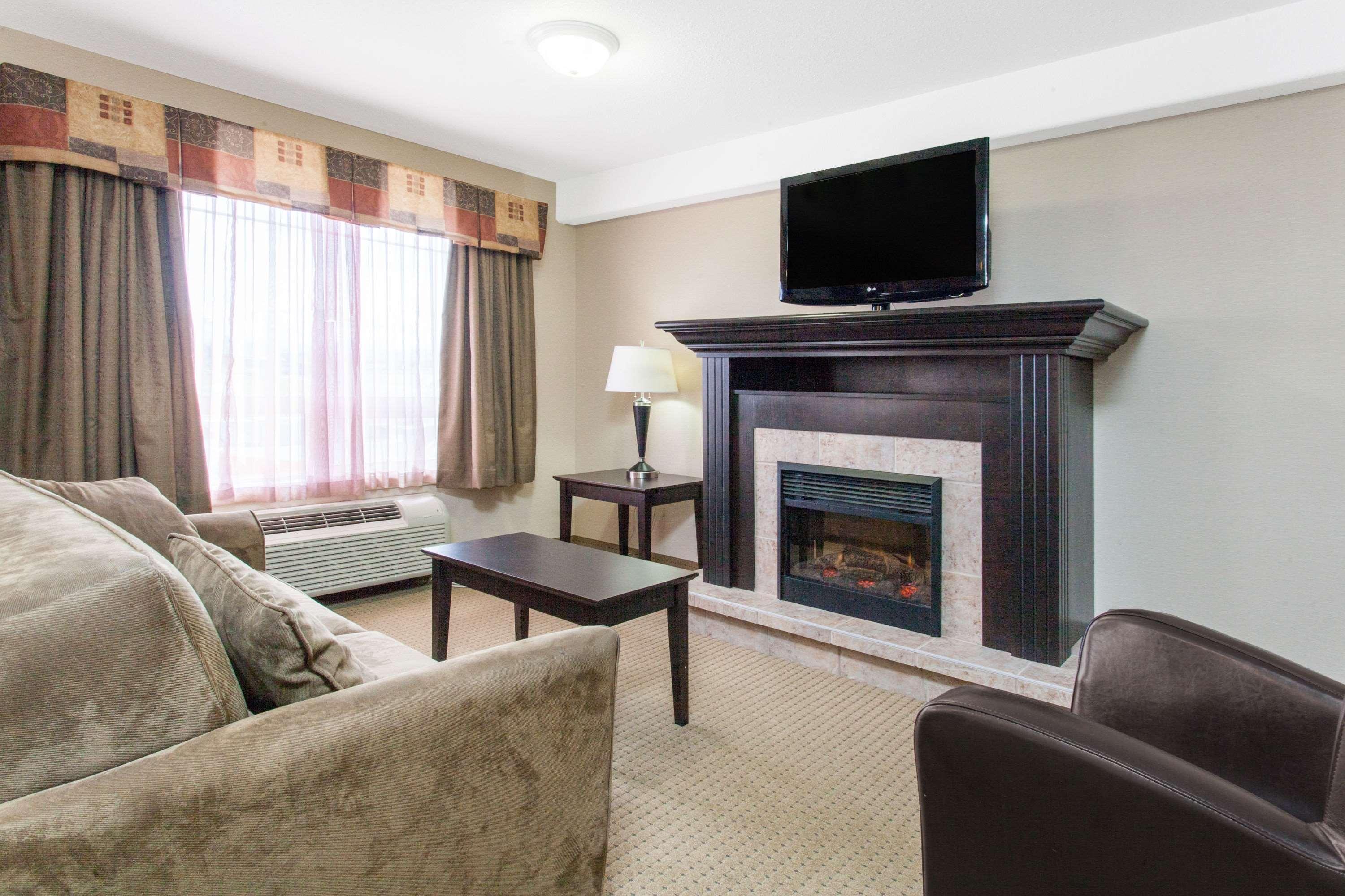 Ramada By Wyndham Pincher Creek Exterior foto