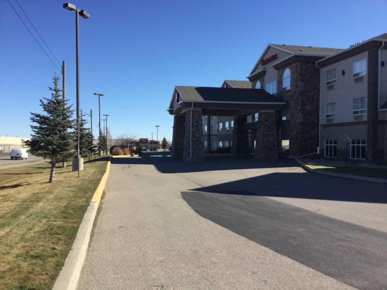 Ramada By Wyndham Pincher Creek Exterior foto